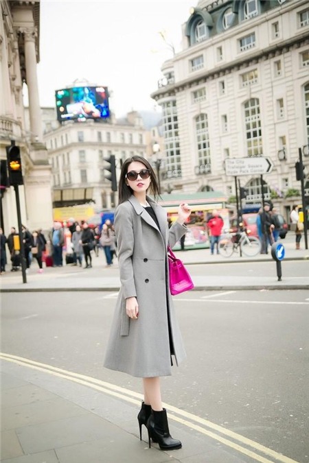  “Nữ hoàng nội y” đẹp ngọt ngào và quyến rũ trong chiếc áo khoác dạ trench coat dáng dài mê hoặc