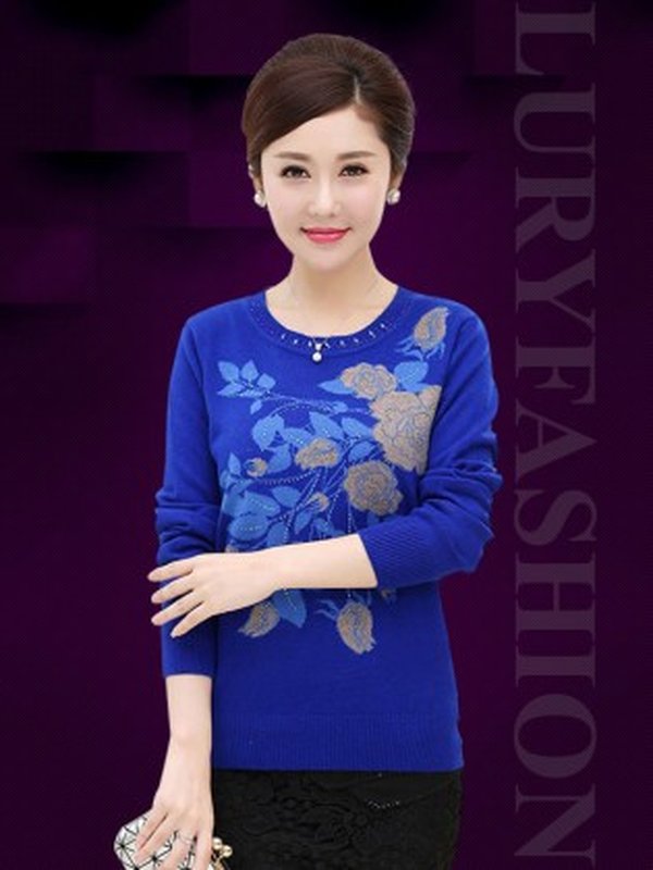 áo len nữ màu xanh dương rất phù hợp với những quý cô yêu thích phong cách quyến rũ, sành điệu.