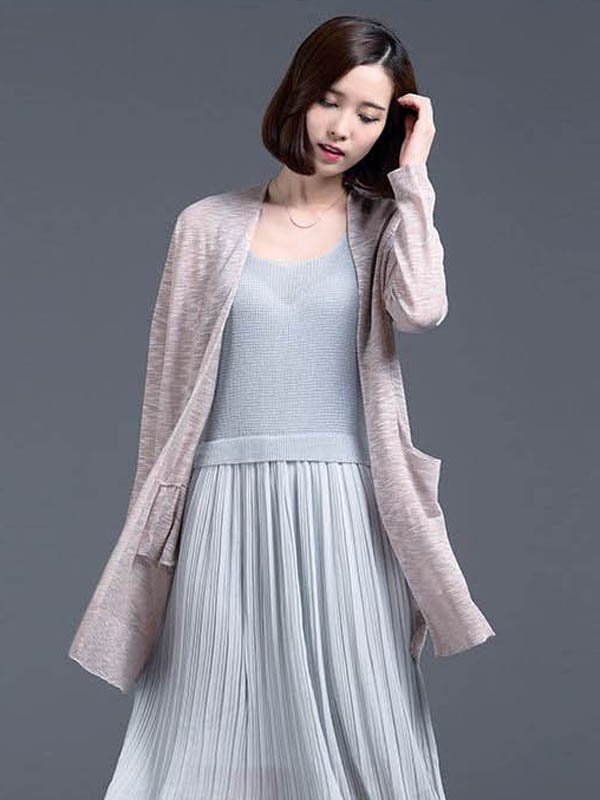 Áo len khoác ngoài chiếc váy liền điệu đà, nữ tính.