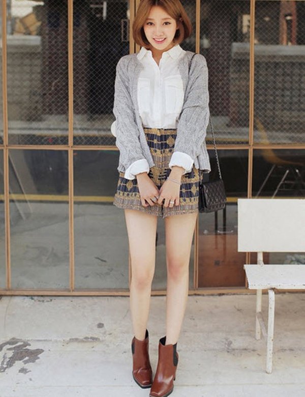  Khi mix cùng quần short trẻ trung, năng động