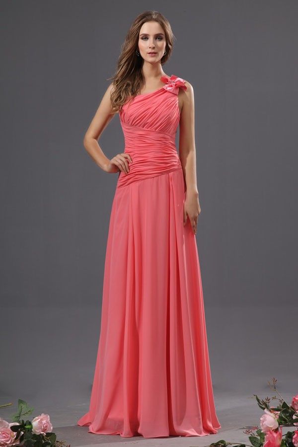 Thiết kế váy đầm dự tiệc cưới màu hồng dáng dài mang đến sự nhẹ nhàng, duyên dáng dành riêng cho phái đẹp 