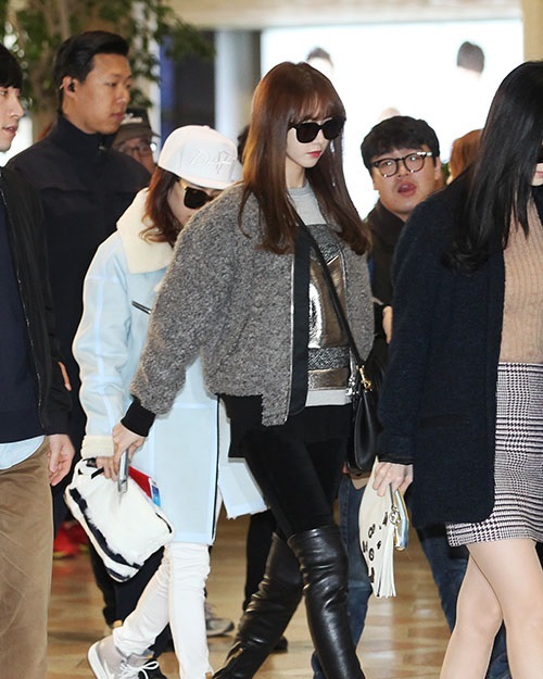  Yoona lựa chọn chiếc áo khoác dạ kiểu đẹp dáng ngắn với gam màu ghi đang hot trong năm nay