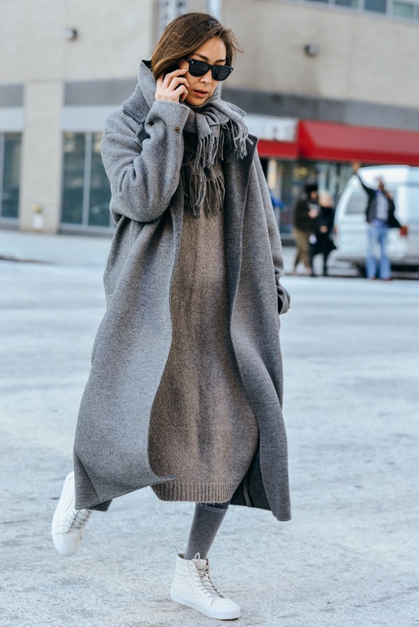 Chiếc áo khoác “hầm hố” mang xu hướng monochrome và áo len dáng dài rộng tạo nên set đồ đầy cá tính và hút mắt