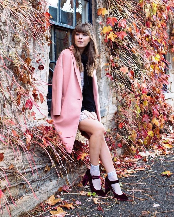 Jenny Cipoletti đẹp ngọt ngào trong chiếc áo khoác dạ dáng dài màu hồng 
