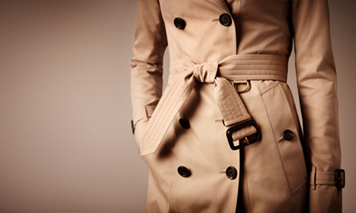 Thiết kế đai buộc là điểm đặc trưng của các loại áo khoác mangto nữ Burberry.