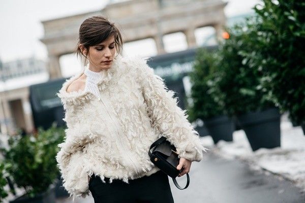 Áo lông thú nhân tạo xuống phố cực ngầu tại Berlin fashion week