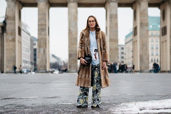  Trong tiết trời giá lạnh như ở Berlin (Đức) thì những chiếc áo lông thú dày dặn, ấm áp chính là sự lựa chọn thông minh nhất.