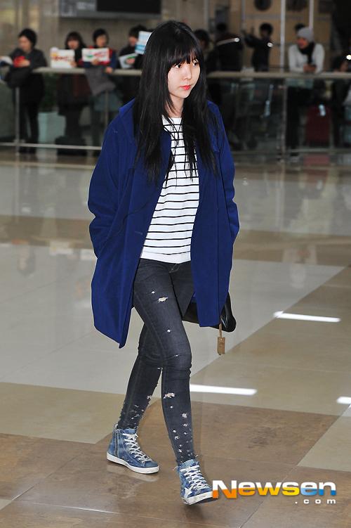 Raina (After School) tươi trẻ, đ&aacute;ng y&ecirc;u trong bộ đồ năng động, c&ocirc; n&agrave;ng chọn c&aacute;ch mix đồ &aacute;o măng t&ocirc; đẹp v&agrave; &aacute;o thun, quần jeans r&aacute;ch đầy c&aacute; t&iacute;nh