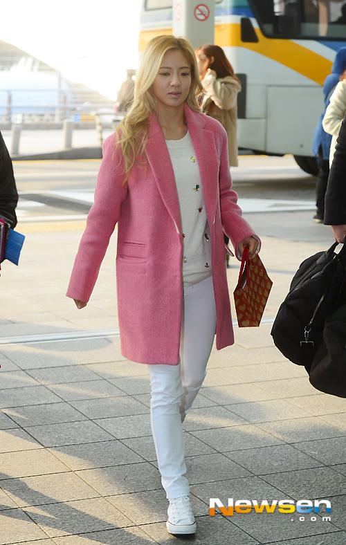 Hyo Yeon (SNSD) lại chọn c&aacute;ch mix đồ cả c&acirc;y trắng gi&uacute;p mẫu &aacute;o măng t&ocirc; đẹp m&agrave;u hồng của c&ocirc; n&agrave;ng c&agrave;ng th&ecirc;m nổi bật