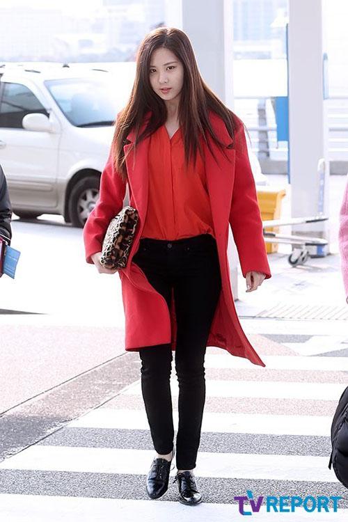 C&ocirc; em &uacute;t SNSD SeoHyun vẫn thanh lịch, nữ t&iacute;nh v&agrave; nhẹ nh&agrave;ng trong chiếc &aacute;o măng t&ocirc; đẹp m&agrave;u đỏ t&ugrave;ng tone với &aacute;o sơ mi mix c&ugrave;ng quần v&agrave; gi&agrave;y đen thời thượng