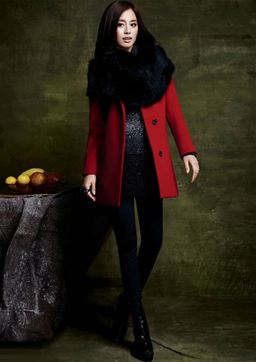  Áo dạ màu đỏ phối cổ lông đen được cô nàng khéo léo mix cùng bộ đồ màu đen gợi sự quyền quý, bí ẩn và quyến rũ.