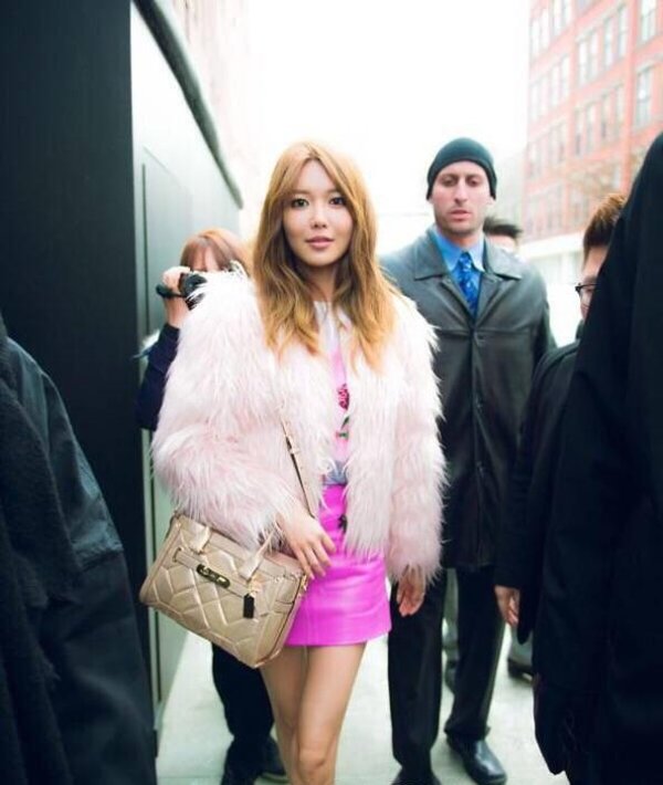 Nữ tính và duyên dáng là cách chọn mua áo lông thú của Sooyoung