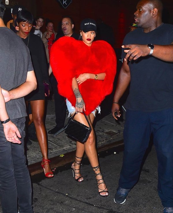 Mới đây nhất, Rihanna xuất hiện đầy bất ngờ và nổi bật với chiếc áo lông thú hình trái tim đỏ rực rỡ khiến nhiều fan và giới thời trang cảm thấy choáng ngợp với sở thích mặc áo lông thú hàng hiệu của Rihanna