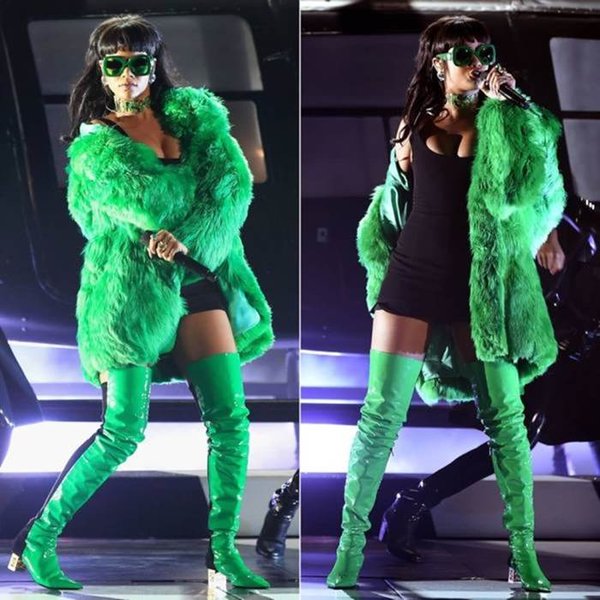 Áo lông thú hàng hiệu cũng được Rihanna đưa lên sân khấu một cách ấn tượng, bắt mắt khi phối màu ton – sur – ton cuốn hút