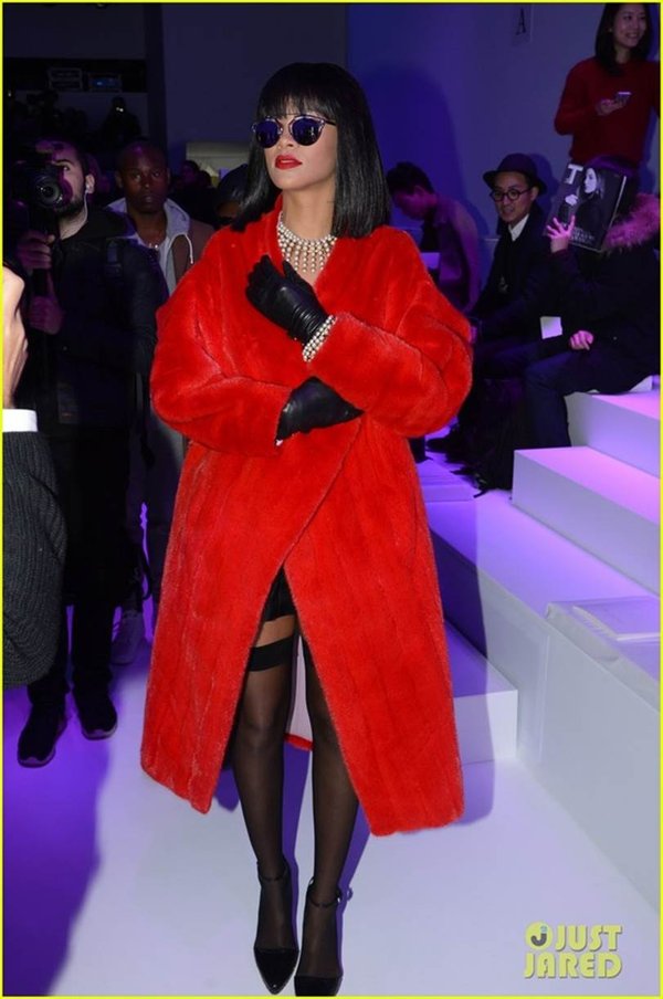 Và không hổ danh là tín đồ của áo lông thú xịn, Rihanna biết cách thể hiện sở thích của mình ngay cả khi đến các sự kiện lớn.