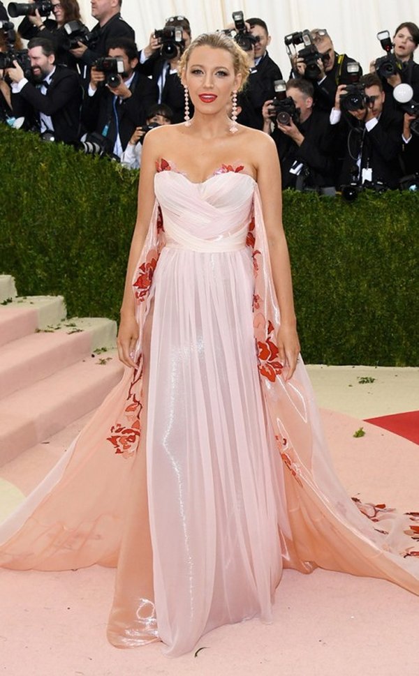  Trong buổi dạ tiệc Met Ball diễn ra tại New York, Blake Lively xinh tươi, lộng lẫy trong chiếc đầm dạ hội màu trắng hồng nhẹ nhàng và nữ tính.