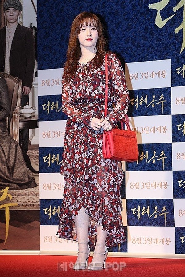 Nàng “Cỏ” Goo Hye Sun đón thu bay bổng với áo váy dạ hội của sao Hàn tone màu đỏ chủ đạo
