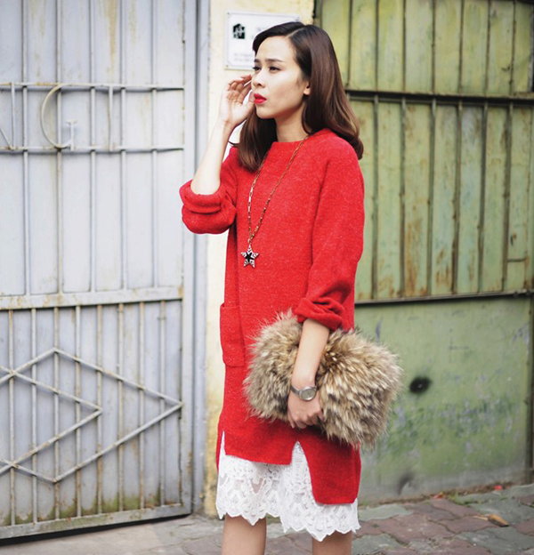 Thời trang áo len của ca sĩ Lưu Hương Giang điệu đà, nữ tính trong sắc đỏ của áo len thu đông dáng dài và váy ren trắng nổi bật