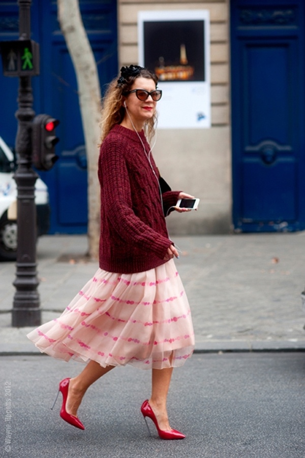  Fashionista nổi tiếng Natalie Joos tự tin sải bước với chiếc áo len đỏ đun phối cùng chân váy xòe bồng bềnh, nữ tính