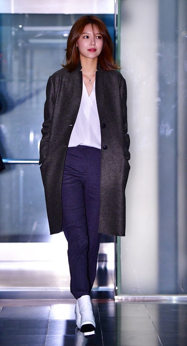  Sooyoung cũng lựa chọn chiếc áo khoác dạ dáng dài mix cùng quần cạp cao và bốt đơn giản