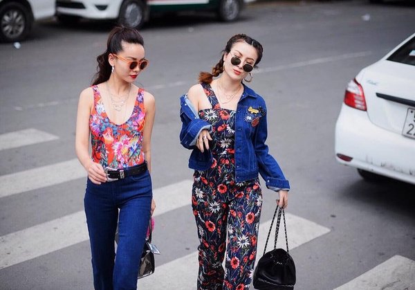 Yến Trang, Yến Nhi nổi bật trên đường phố với thời trang cao cấp việt nữ tràn ngập họa tiết hoa 