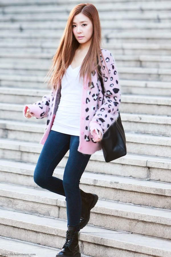 Trung thành với style ngot ngào, nữ tính, Tiffany lựa chọn chiếc áo len cardigan hồng họa tiết da báo dáng ngắn mix cùng áo phông và quần jeans đơn giản
