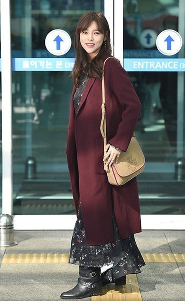 Park Si Yeon duyên dáng và kiêu kì trong chiếc áo khoác dạ dáng dài màu đỏ đun sang trọng