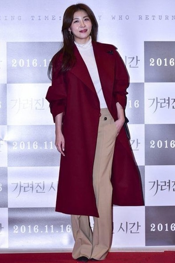 Ha Ji Won diện chiếc áo khoác dạ nữ màu đỏ đun dáng dài mix cùng quần ống đứng và áo len