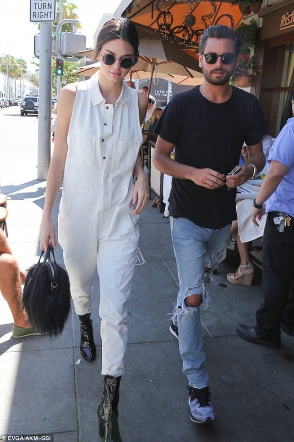 Mac-do-bo-nu-hang-hieu-jumpsuit-dep-nhu-Kendall-Jenner