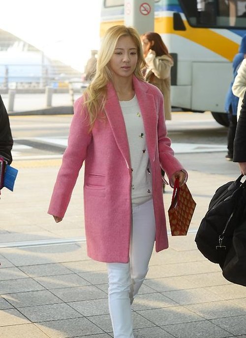 Cỗ máy nhảy của SNSD Hyo Yeon nổi bật trong set đồ trắng làm nền cho chiếc áo khoác dạ nữ đẹp Hàn Quốc màu hồng đầy lôi cuốn