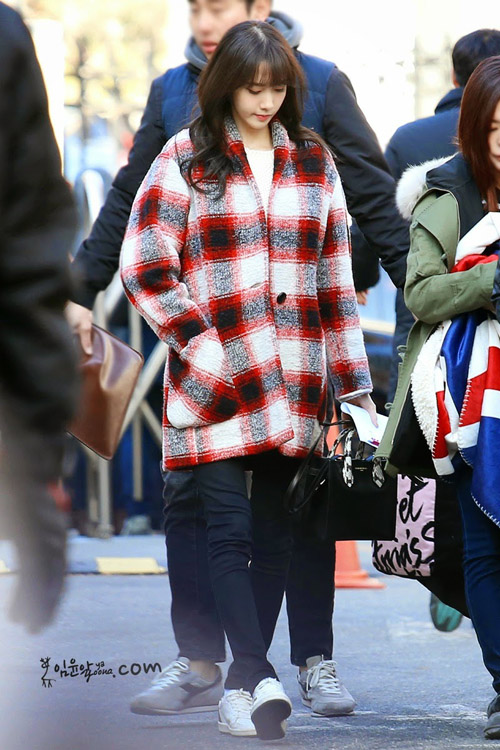 Yoon Ah lựa chọn chiếc áo khoác dạ nữ đẹp Hàn Quốc với thiết kế họa tiết kẻ caro màu đỏ - trắng ưa nhìn. Họa tiết này giúp cô trở nên nổi bật, sinh động và trẻ trung