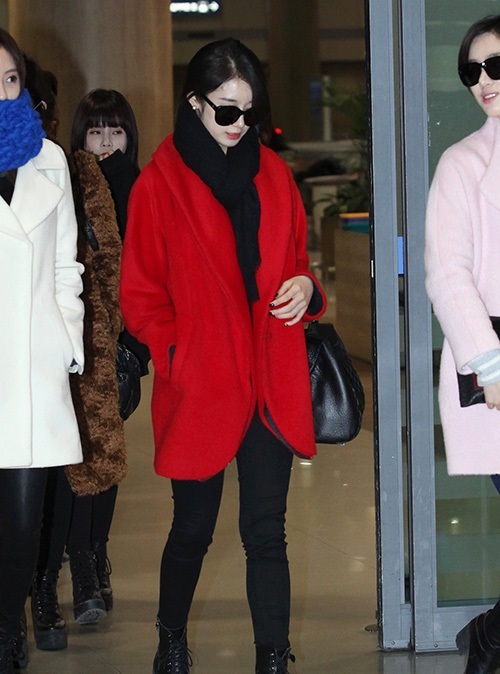 Ji Yeon trở nên nổi bật khi xuất hiện ở sân bay với chiếc áo dạ nữ đẹp Hàn Quốc màu đổ rực, quyến rũ và sành điệu