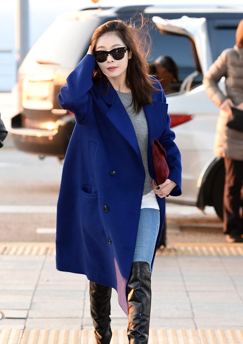 Hyun Ah bước xuống phố với kiểu áo dạ đẹp dáng dài màu xanh coban sành điệu. Cô nàng khéo léo mix cùng áo len màu ghi, quần jean xanh và đôi boots màu đen nổi bật mà không sến sẩm