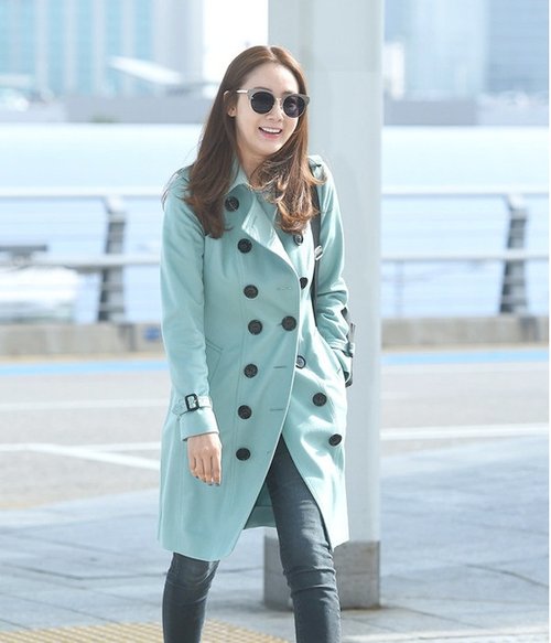 Choi Ji Woo trẻ trung khoe vẻ đẹp không tuổi của mình với chiếc áo dạ nữ đẹp Hàn Quốc màu xanh pastel mix cùng quần jeans và boots cao gót sành điệu.