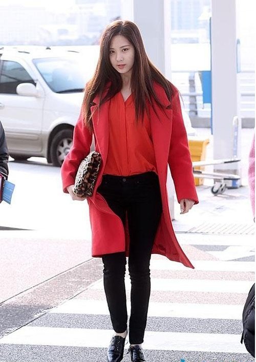  Cô em út SNSD Seo Hyun yêu kiều, sang chảnh trong chiếc áo khoác dạ nữ đẹp Hàn Quốc màu hồng đậm đầy nổi bật.