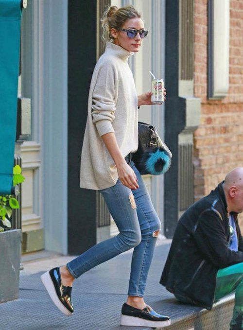 Năng động và trẻ trung là thời trang len cổ lọ của Olivia Palermo. Cô chọn chiếc quần jeans và giày bánh mỳ để mix cùng áo len cao cổ dáng rộng đầy cá tính