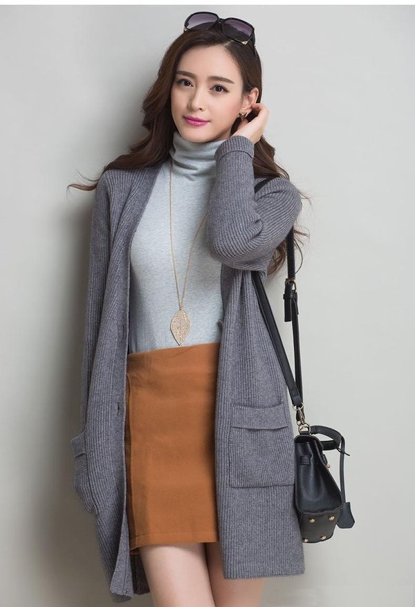Áo khoác len dài nữ Hàn Quốc mix cùng chân váy điệu đà, nữ tính mang đến sự thanh thoát và nhẹ nhàng