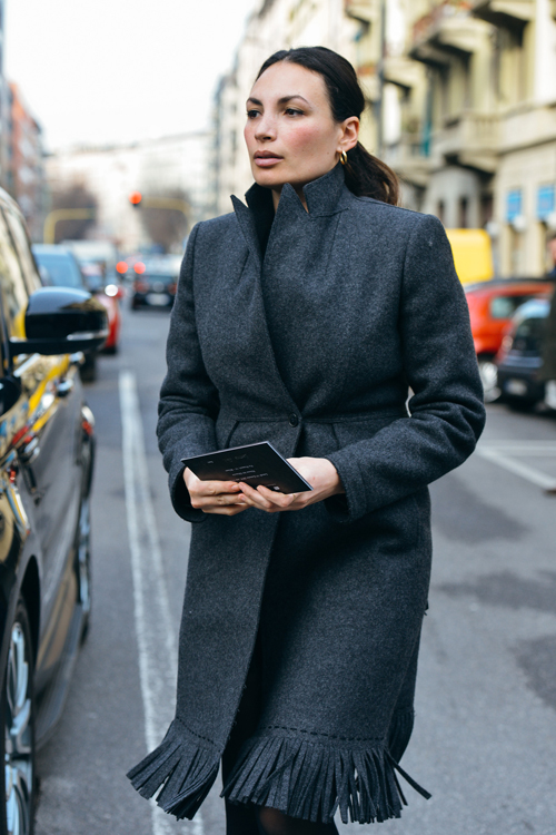 Chiếc áo măng tô với điểm nhấn độc đáo tua rua được fashionista chọn xuống phố trong tiết trời lạnh lẽo tại Milan