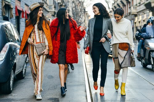 Những gam màu sáng được các fashionista tận dụng triệt để từ áo, quần đến phụ kiện như giày, túi xách để trông vừa nổi bật vừa sành điệu
