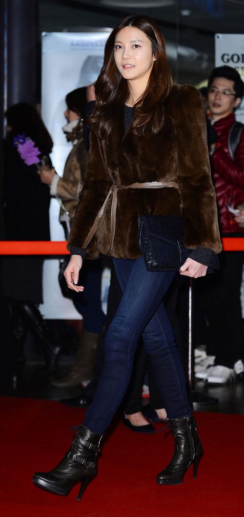 Sao Hàn sành điệu với áo lông đẹp 2016 khi mix cùng quần jeans và anklebootss.