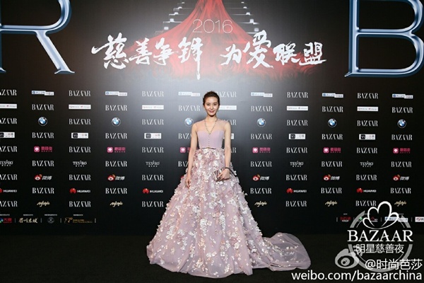 Mỹ nhân Lưu Thi Thi xinh đẹp như một nàng công chúa trong chiếc váy đầm xinh dự tiệc thiết kế xòe bồng bềnh với phần chiết eo nhẹ nhàng
