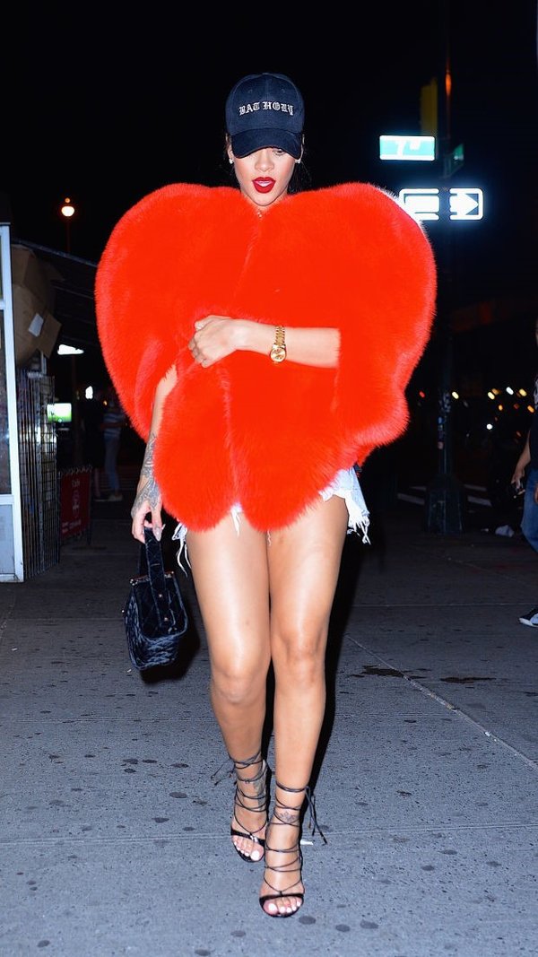 chiếc áo lông đỏ một lần nữ gây chú ý khi được nữ ca sĩ Rihanna diện xuống phố New York