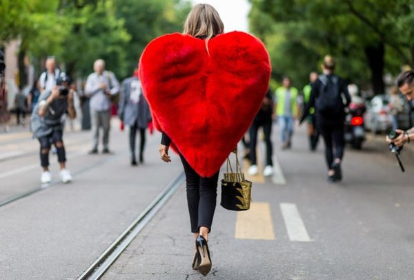 chiếc áo lông đỏ hình trái tim tiếp tục gây sốt và chinh phục hàng loạt các fashionista