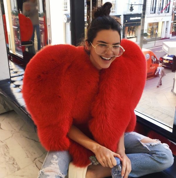 chiếc áo lông đỏ lại một lần nữa được nhắc đến khi cô nàng hot girl 9x – Kendall Jenner khoe khoảnh khắc dễ thương của mình lên trang cá nhân.