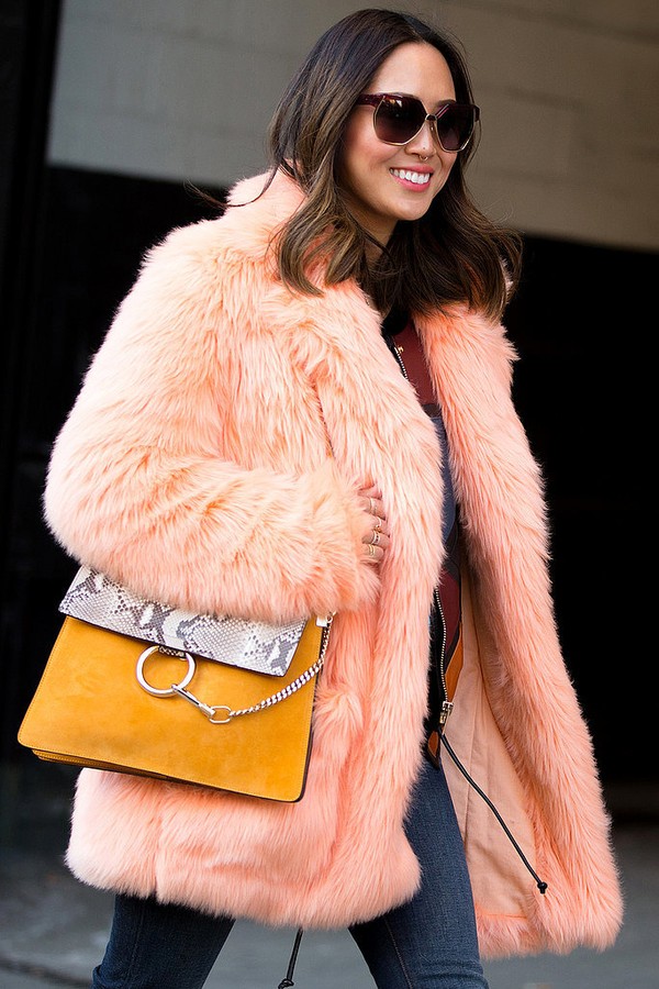 Fashion blogger Aimee Song xinh tươi trong chiếc áo lông cute màu cam đào đầy ấn tượng trên đường phố New York