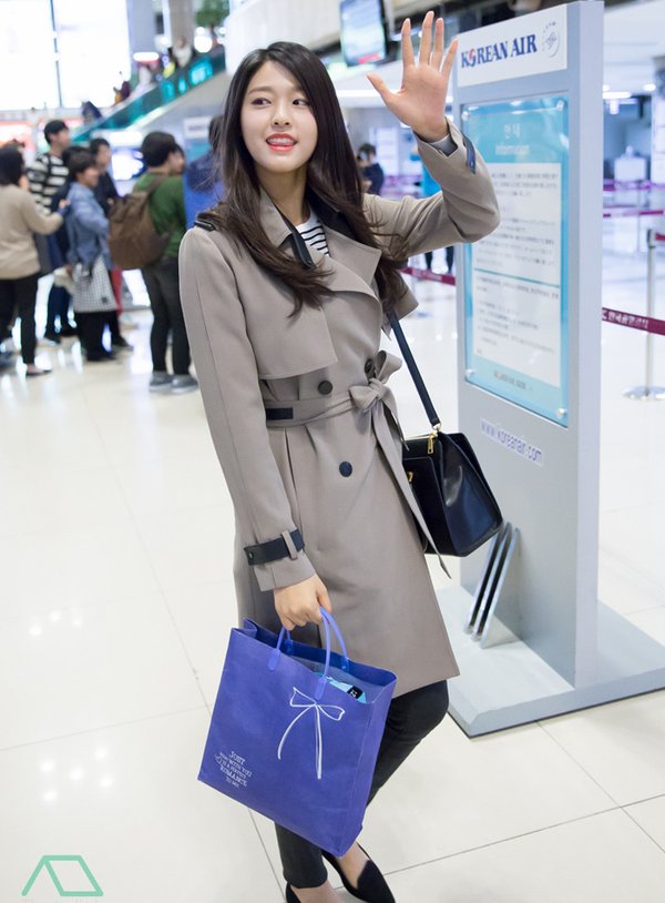  Cô nàng Seolhyun (AOA) rạng rỡ, xinh tươi trong thời trang áo măng tô đơn giản nhưng đầy sức hút.