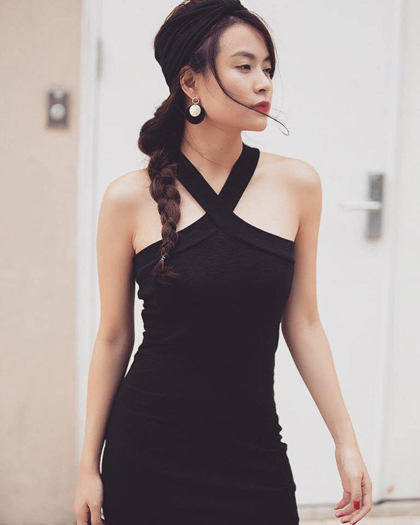 Với vóc dáng thon gọn, quyến rũ, Hoàng Thùy Linh chọn chiếc váy đầm dự tiệc hàng hiệu với thiết kế ôm sát được triển khai trên gam màu đen đơn sắc