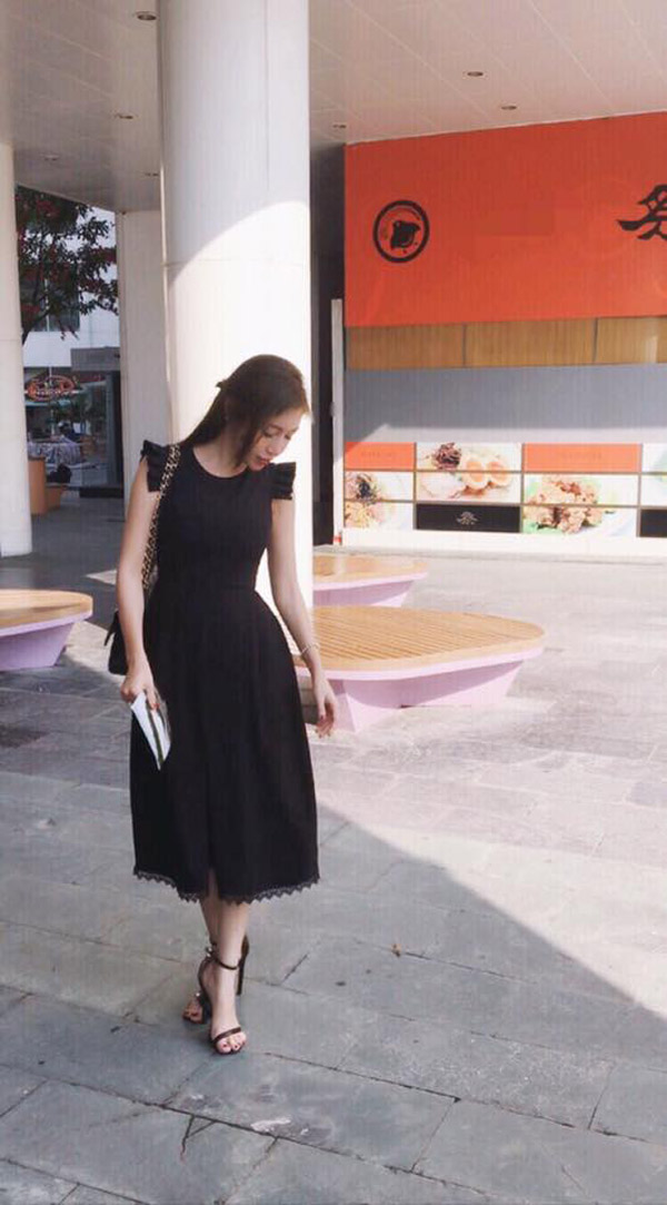 Bà mẹ hai con Elly Trần cũng chọn chiếc đầm tone đen nhẹ nhàng, nữ tính và kín đáo, thanh lịch cho tiết trời mùa thu năm nay. 