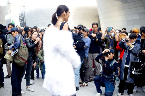 Nữ giám khảo The Face được cả báo giới và các fashionista xứ Hàn chào đón nhiệt tình.