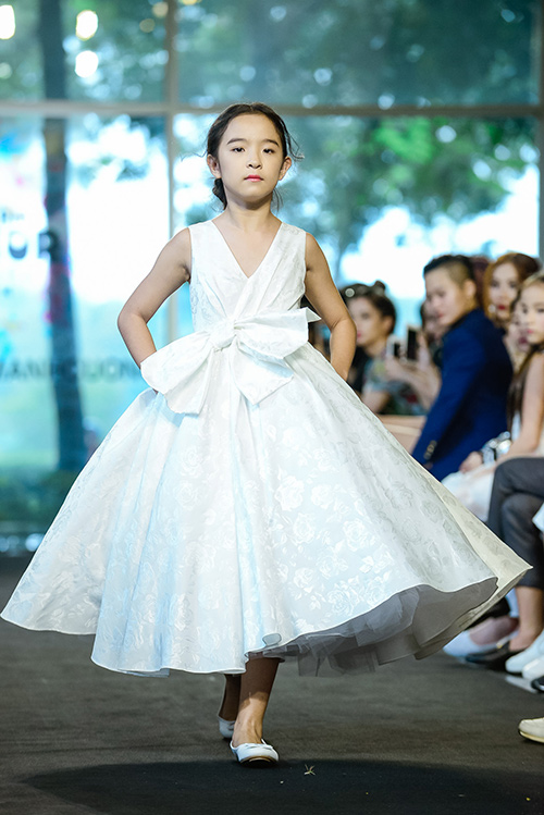  Trong khi đó, những chiếc đầm màu trắng trong veo mang đến cho các bé gái vẻ đẹp như một cô công chúa nhỏ